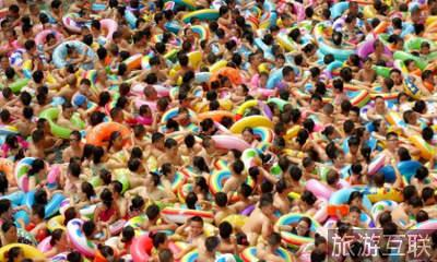 四川游客戏水避暑，泳池拥挤
